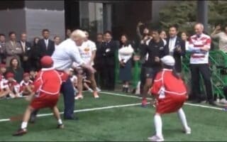 Le maire de Londres Boris Johnson percute un enfant lors d'un match de rugby !