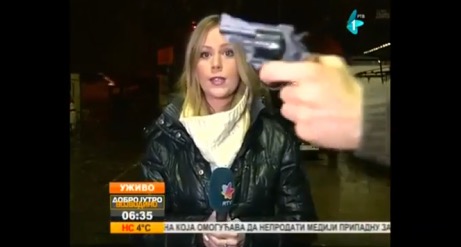 Vidéo : En Serbie, la Miss Météo menacée par une arme en direct