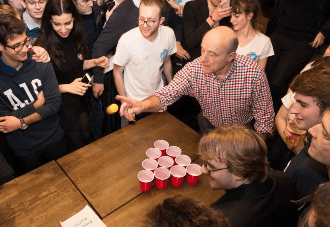 Insolite : quand Alain Juppé s&rsquo;adonne au beer pong !