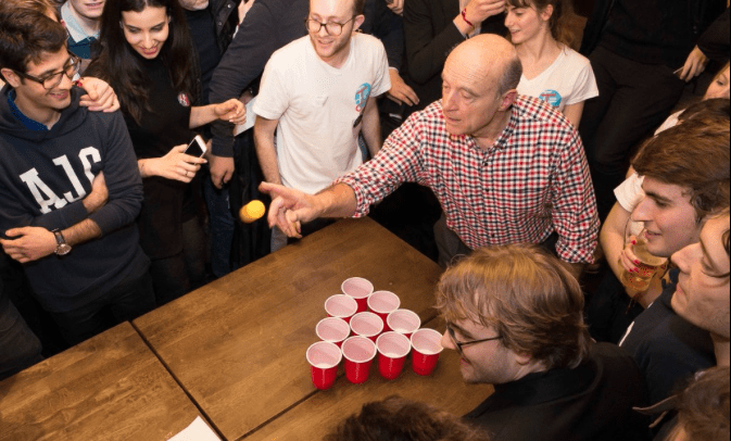 Insolite : quand Alain Juppé s'adonne au beer pong !