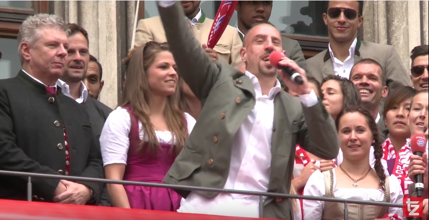 Insolite : Franck Ribéry chante « Champs-Élysées » de Joe Dassin pour fêter le titre du Bayern