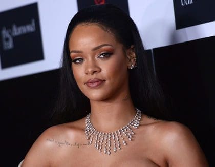 Improbable : Rihanna interpelle François Hollande sur Twitter