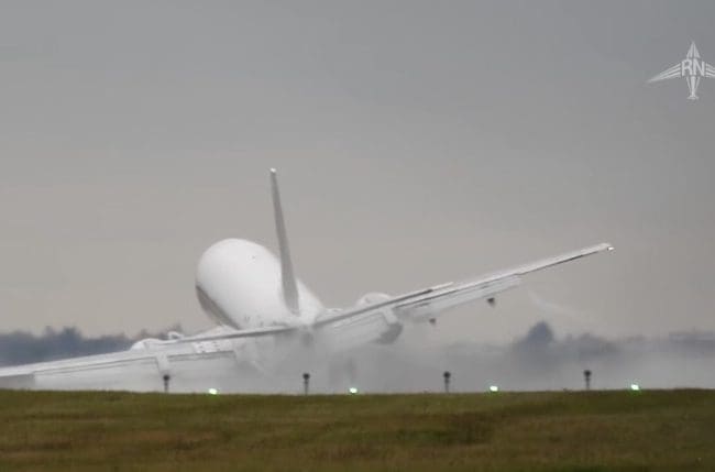 Prague : Un avion manque de s&rsquo;écraser à l&rsquo;atterrissage (Vidéo)