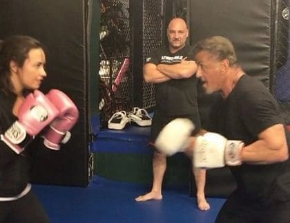 Rocky fini ? Demi Lovato met une droite à Sylvester Stallone et le met à terre !