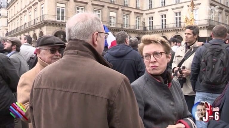 Una donna associa il canale TMC a...
