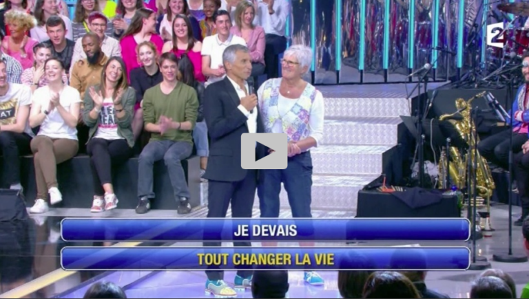 Une petite vieille (coquine) du public tripote Nagui !