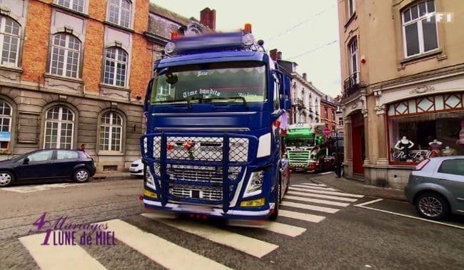 Quand une mariée fait son arrivée à la mairie ... en camion !