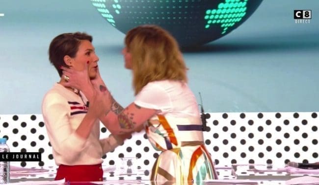 Daphné Bürki roule une grosse pelle à Emilie Besse !!!