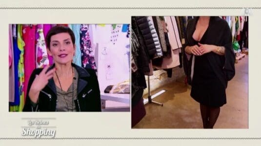 La poitrine d'une candidate, prête à déborder de son décolleté !