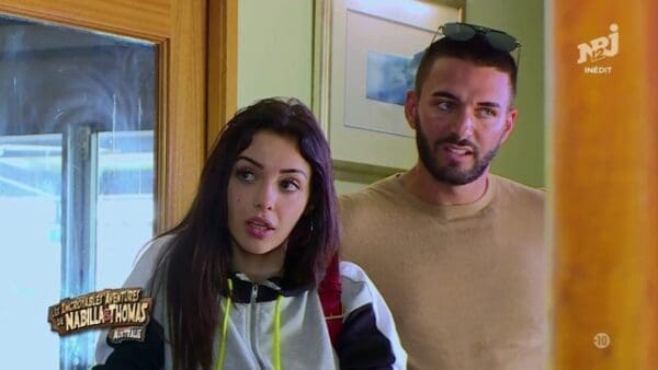 Nabilla prend une douche grâce à un de ses atouts...