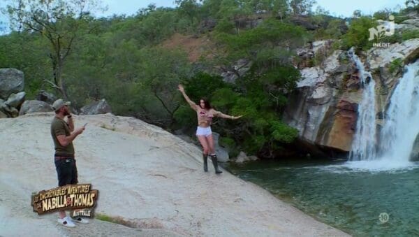 Nabilla se vautre, en posant pour une photo !