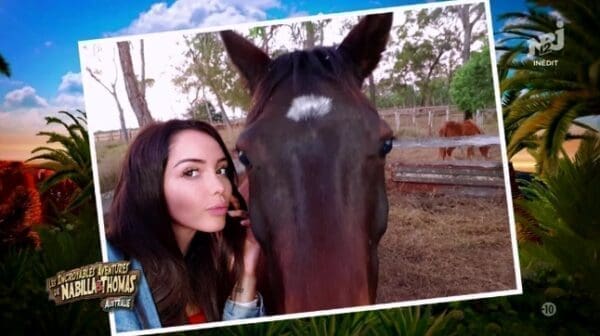 Un cheval attaque Nabilla !!!