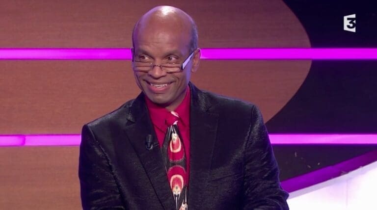 Ce candidat passe un bonjour étonnant !