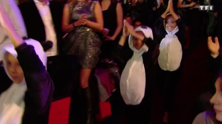 Julien Doré danse avec des enfants, aux NRJ Music Awards !