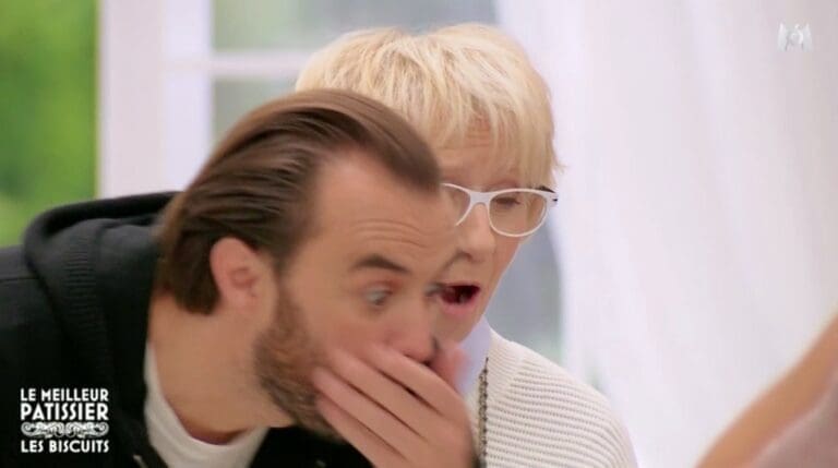 Cyril Lignac démolit un gâteau