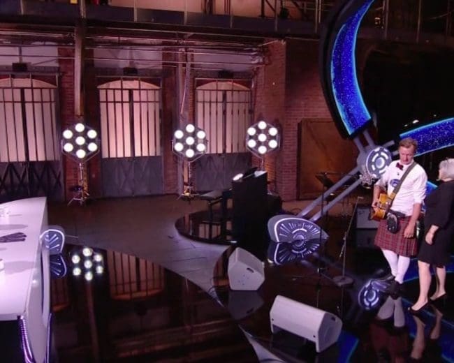 Nathalie Noennec fait un contrôle de kilt !