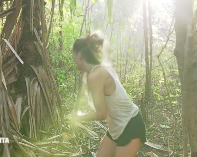 Une candidate s&rsquo;excite contre un arbre !