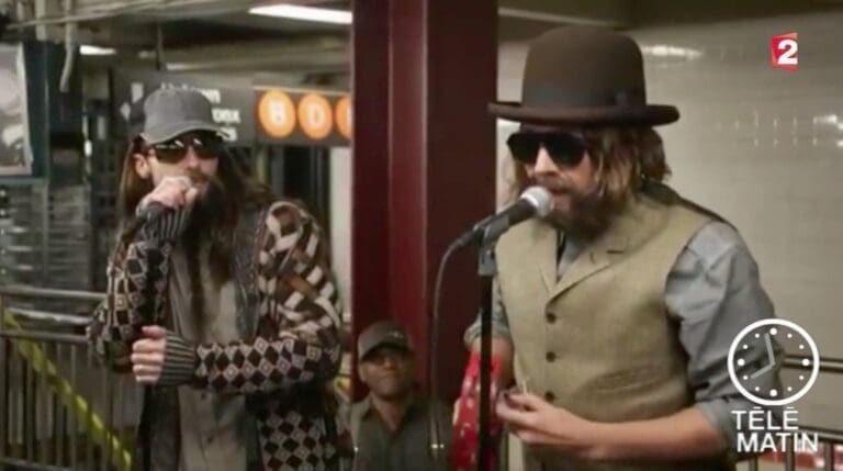 Adam Levine, et Jimmy Fallon chantent dans le métro !