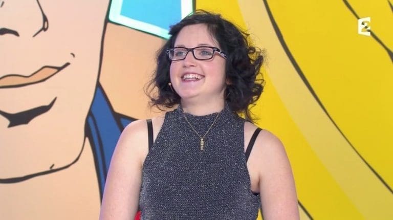 Il offre un cadeau particulier, à sa petite-amie ...