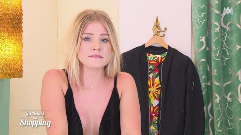 Une candidate montre sa poitrine !