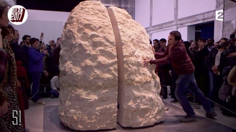 Un artiste s'enferme vivant !