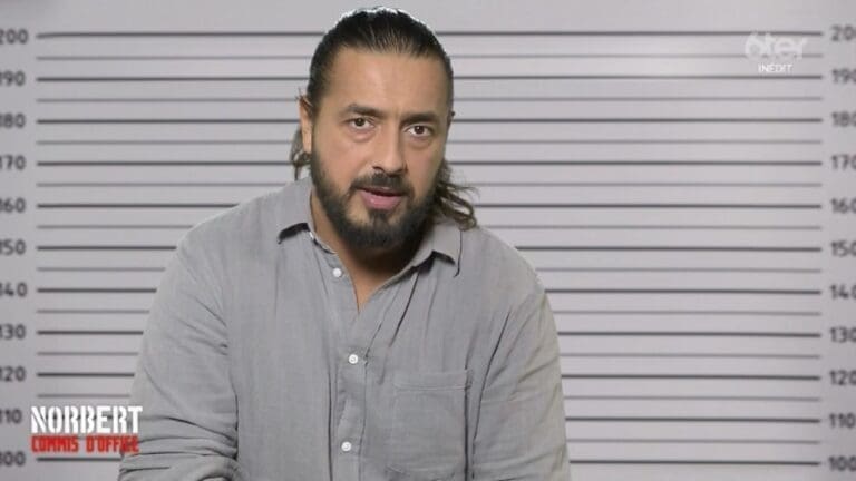 Moundir fait manger un criquet à Norbert Tarayre !