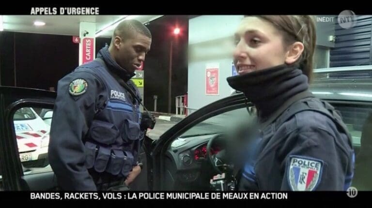 Sa petite amie est une hôtesse de charme !!!