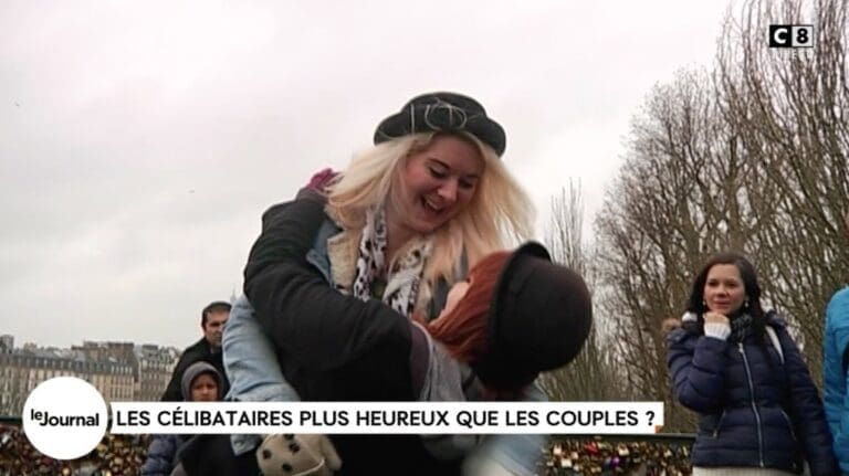Les célibataires seraient plus heureux que les couples !