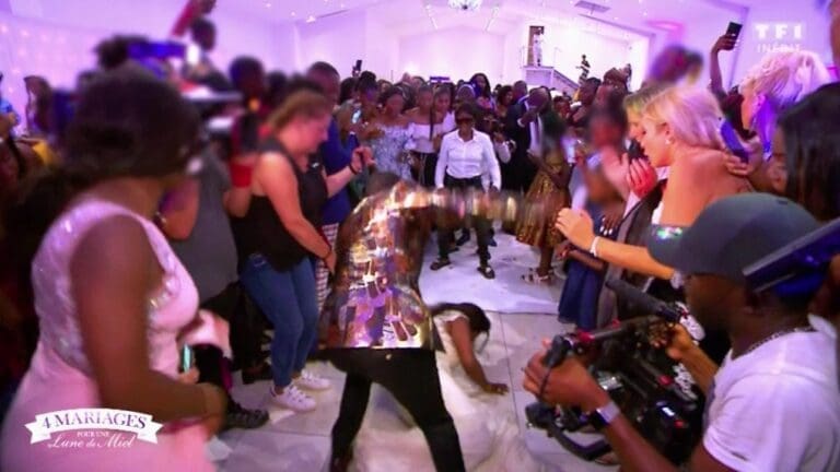 La mariée fait une grosse chute en arrière !!!