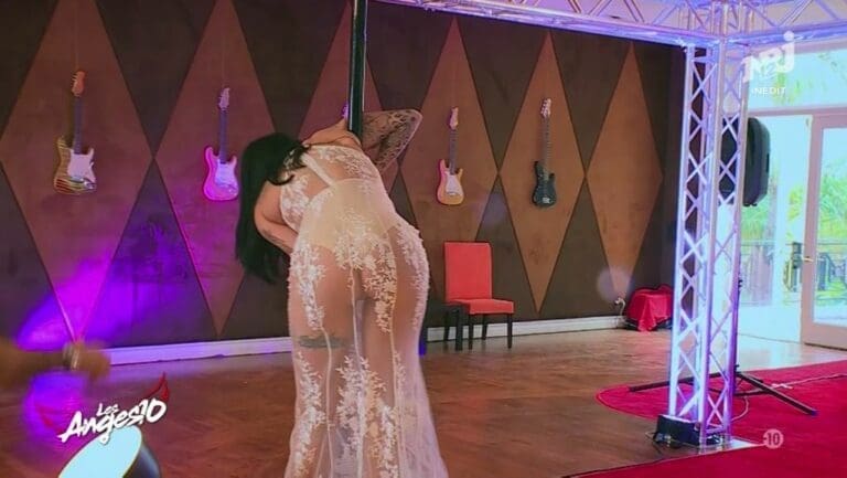 Shanna montre ses fesses en faisant de la pole dance !