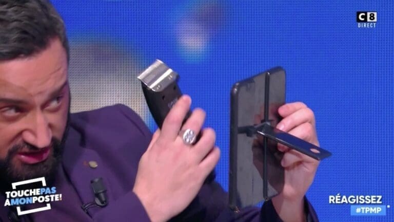 Cyril Hanouna se coupe les cheveux en direct !!!