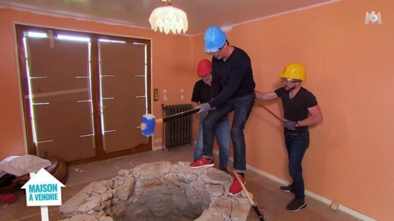 Stéphane Plaza manque de tomber au fond d'un puits !