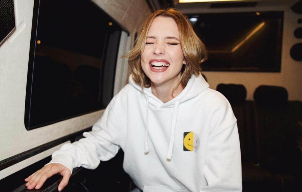 Angèle, la chanteuse bisexuelle et polyamoureuse, se confie sur sa vie amoureuse