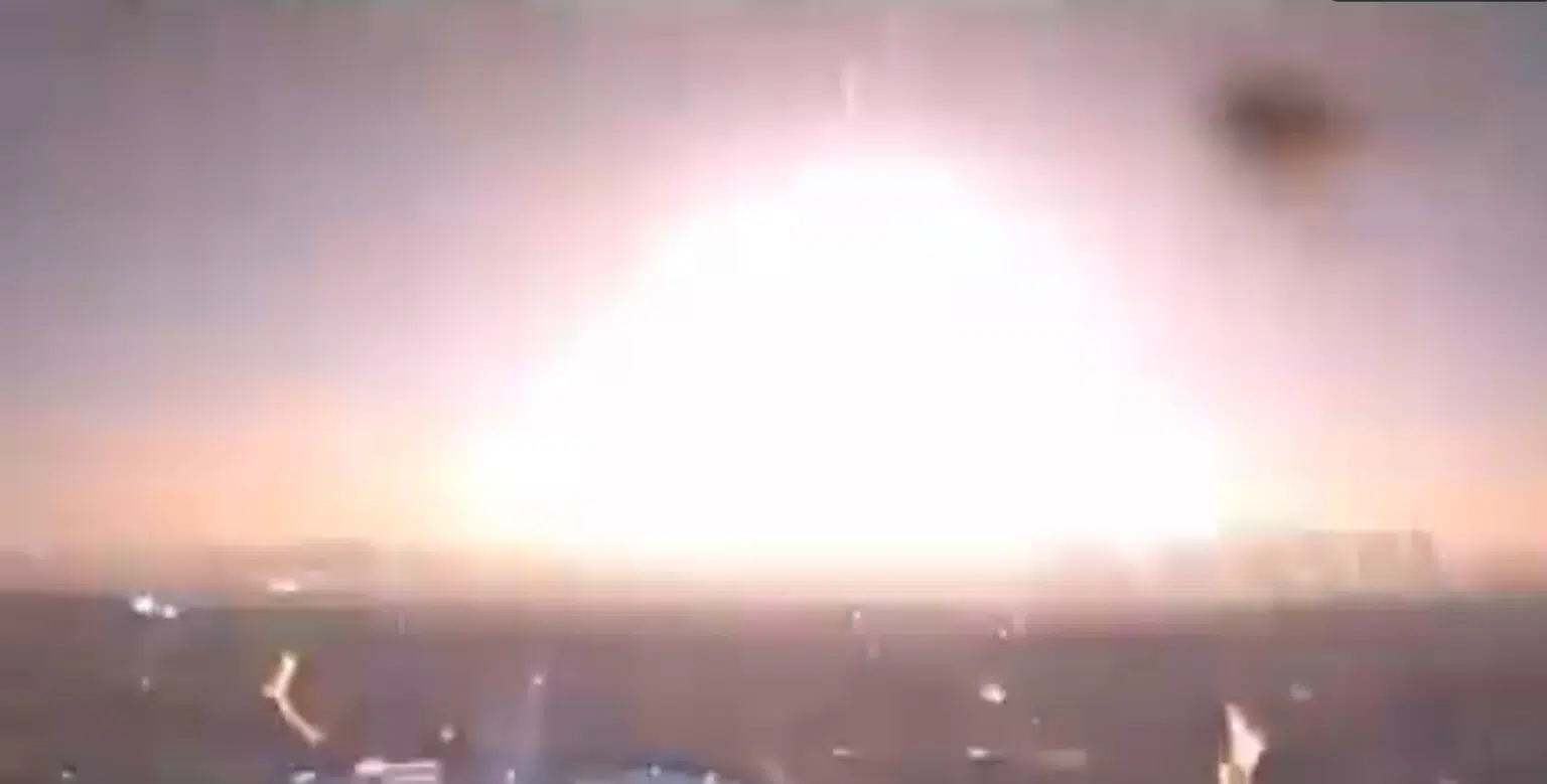 Un météore heurte l'atmosphère terrestre au-dessus de la France et illumine le ciel de Paris (vidéos).