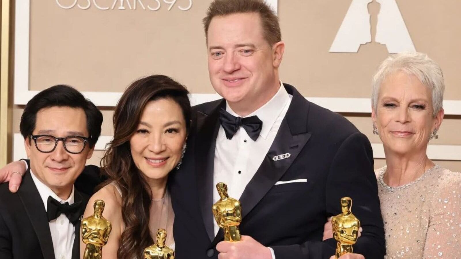 Brendan Fraser, Jamie Lee Curtis, Michelle Yeoh et Ke Huy Quan prennent une photo ensemble à la 95ème cérémonie des Oscars, le 12 mars 2023