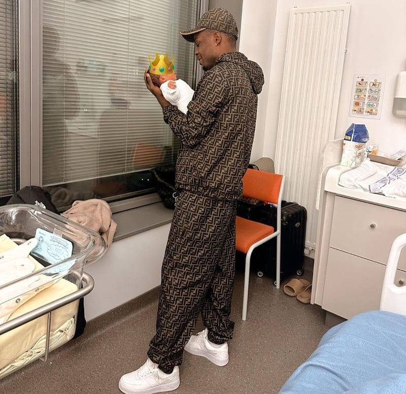 Photo Instagram Leris Lukato informant la naissance de son fils.