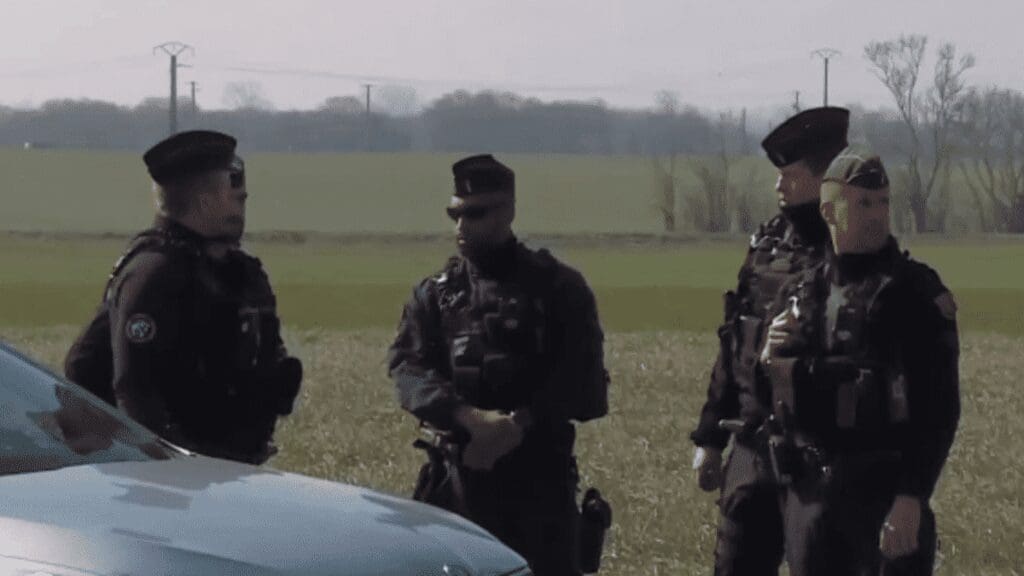 Image D’un Reportage De France 2. Les Gendarmes Cherchent Les Corps De Leslie Et Kévin