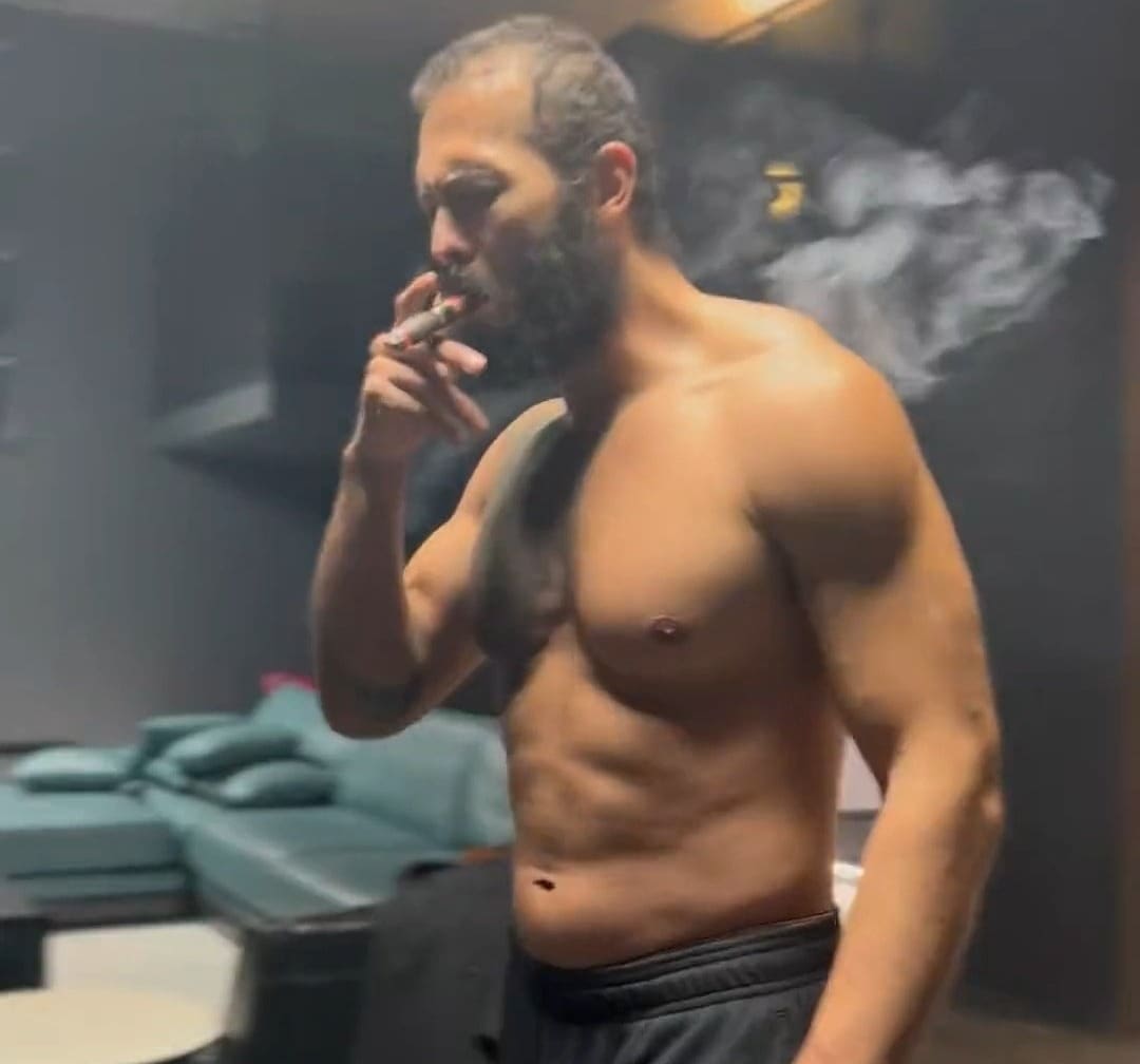 Photo d’Andrew Tate sorti de prison avec un cigare a la main