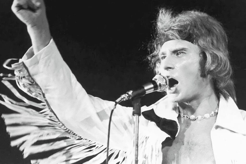 Johnny Hallyday Captivant Son Public Lors De L'Un De Ses Premiers Concerts, Une Période Clé Pour Comprendre La Relation De Johnny Hallyday Et Les Prostituées Révélée Plus Tard Par Son Chauffeur.