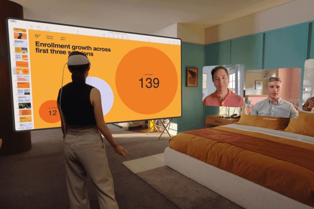 Une Jeune Femme Présentant L'apple Vision Pro Lors D'une Réunion Virtuelle, Avec Trois Collègues Projetés Virtuellement Dans Sa Chambre Grâce Au Casque Apple Une Jeune Femme Présentant L'apple Vision Pro Lors D'une Réunion Virtuelle, Avec Trois Collègues Projetés Virtuellement Dans Sa Chambre Grâce Au Casque Apple