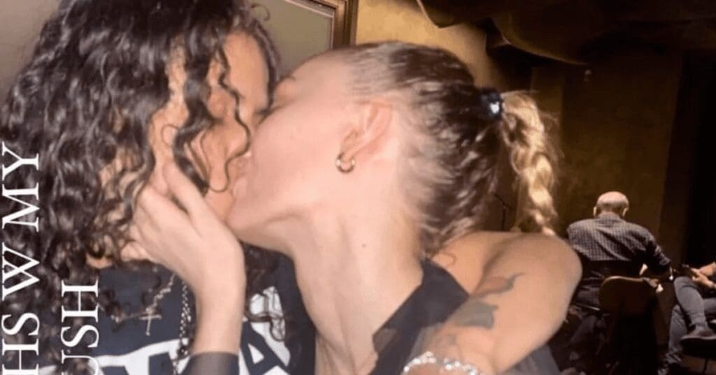 Lily-Rose Depp Et 070 Shake Officialisant Leur Relation De 4 Mois En S'Embrassant