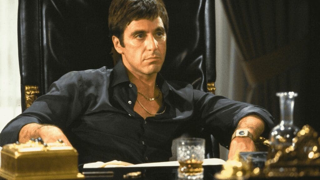 Al Pacino, Plus Jeune, Dans La Peau De Tony Montana Dans Scarface.