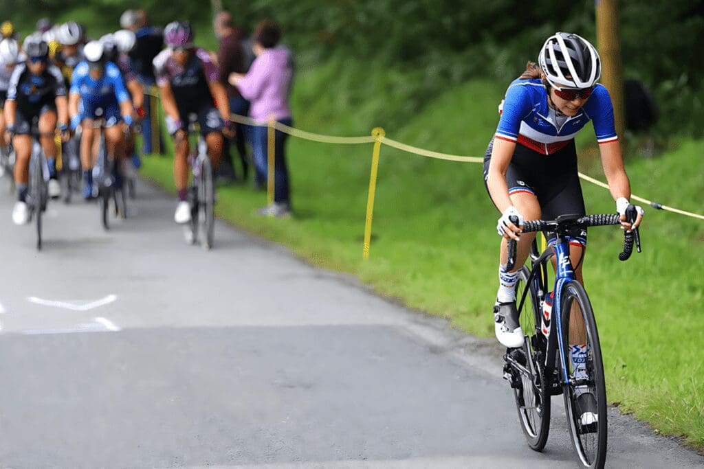 — Le Jour Où Tout A Changé : L'Accident De Marion Rousse Marion Rousse, En Tête De La Course Cycliste, Démontre Sa Résilience Suite À Son Accident Sur Un Parcours Sinueux En Falaise.
