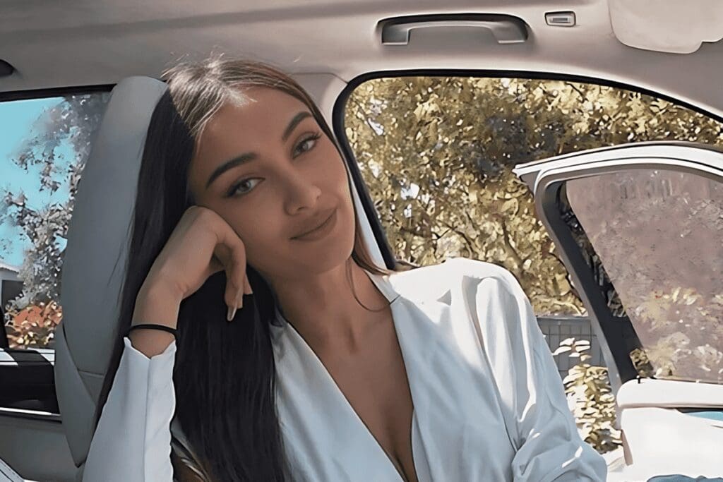 Maissane Aghioul, Affichant Une Expression Réfléchie Dans Sa Voiture, Une Image Qui Peut Évoquer Sa Lutte Courageuse Contre La Dépression.