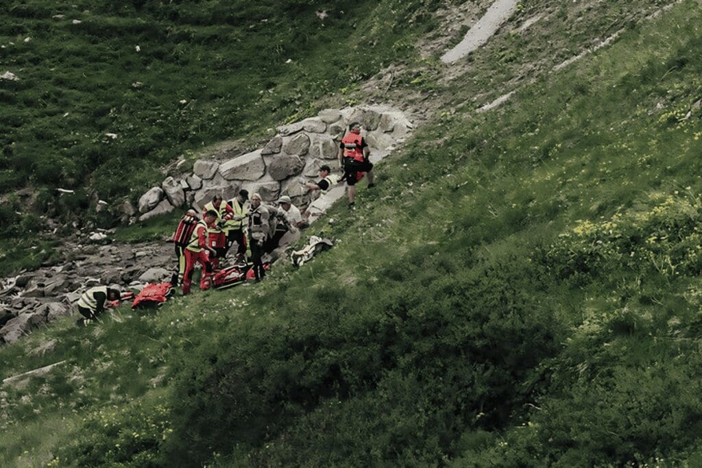 Gino Mäder, Le Coureur Helvète, Immortalisé Dans Sa Dernière Course Avant Sa Chute Mortelle, Avec L'Équipe De Secours En Pleine Action Sur Le Vertigineux Ravin
