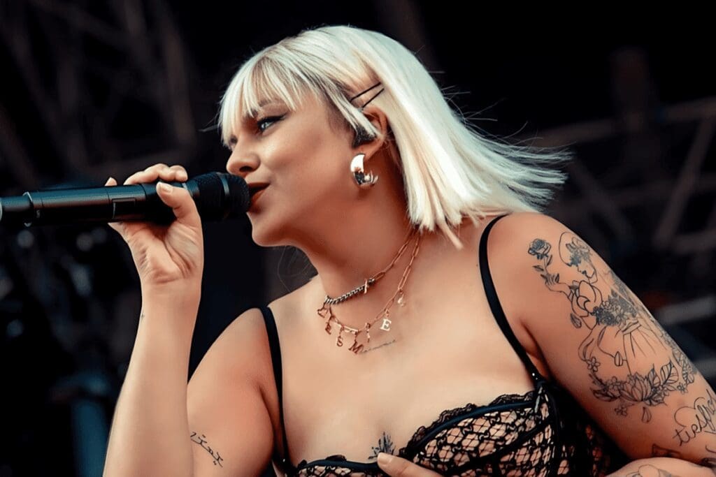 The Voice Kids : Les Tatouages De Louane En Illuminant La Scène Avec Ses Cheveux Blonds.