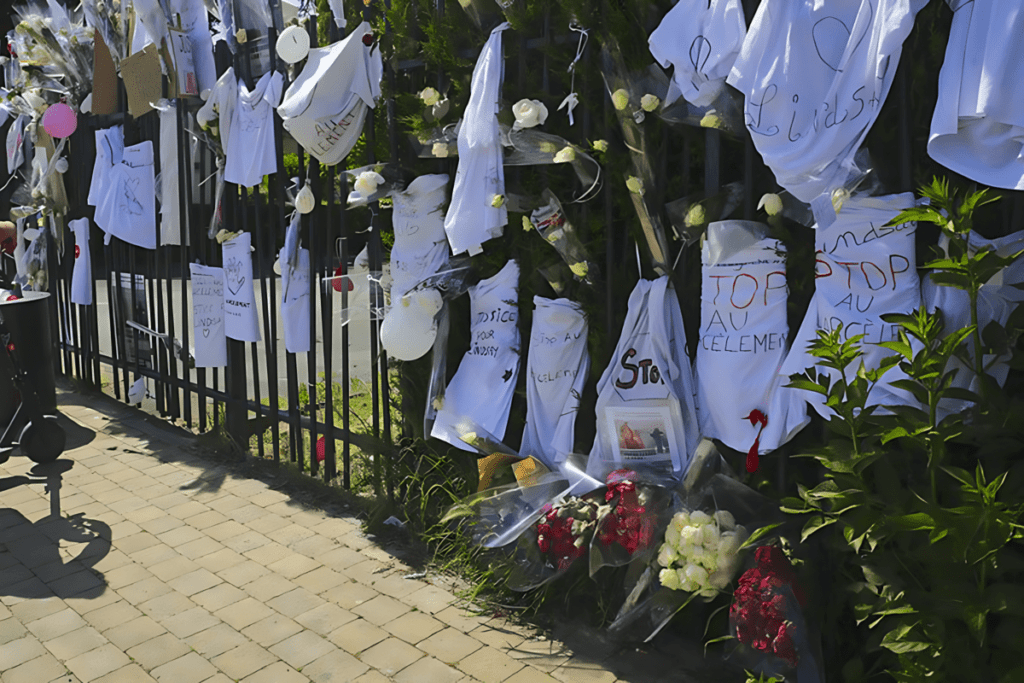 Hommage après le Suicide de Lindsay, des fleurs et des t-shirts contre le harcèlement sont déposés devant une barrière.
