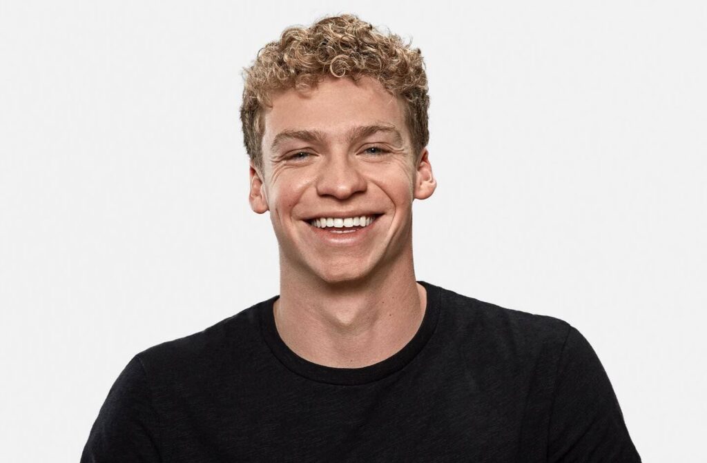 La star française de natation Leon Marchand, âgée de 21 ans, pulvérise le dernier record mondial de Michael Phelps