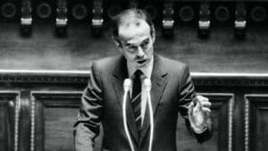 La France Insoumise impose sa présence à l’hommage à Robert Badinter