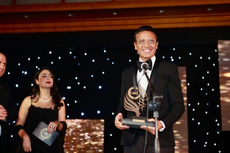 Dubaï : Omar Harfouch reçoit un prix pour sa composition sur la Paix.